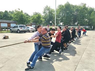 勞動(dòng)最美、團(tuán)結(jié)拼搏”拔河比賽