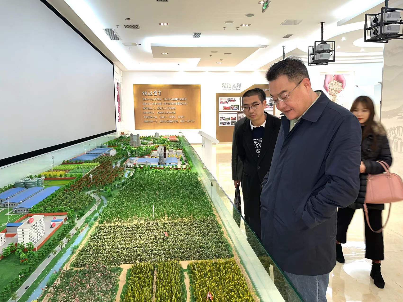 力爭一季度“開門紅”——鄧華赴通威集團、特驅(qū)集團考察交流