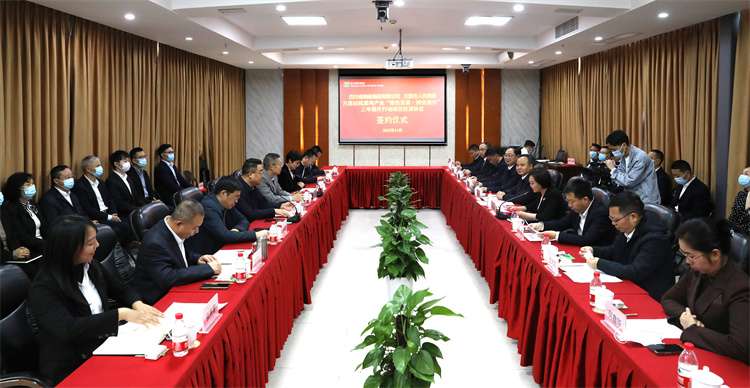 集團公司與萬源市人民政府正式簽訂《萬源舊院黑雞產(chǎn)業(yè)“綠色發(fā)展、種業(yè)振興”三年提升行動項目投資協(xié)議》