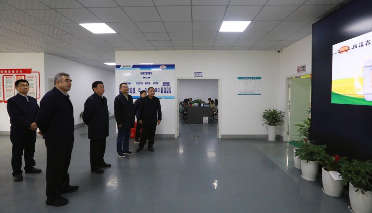 中華全國(guó)供銷合作總社常務(wù)理事、經(jīng)濟(jì)發(fā)展與改革部部長(zhǎng)阿地力?吾布力到棉麻集團(tuán) 龍泉農(nóng)產(chǎn)品集配中心調(diào)研